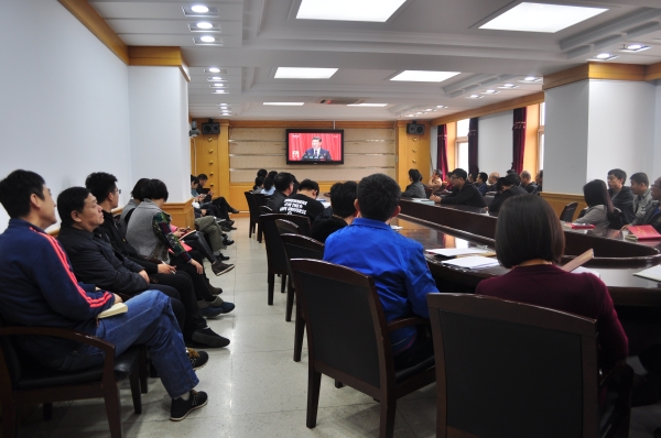 新葡京官网组织师生收看十九大开幕盛况