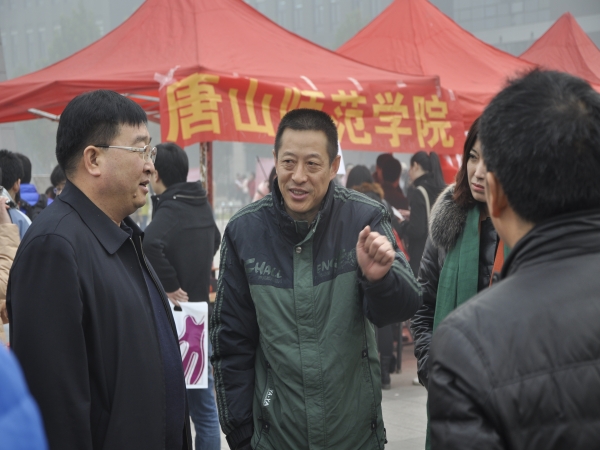 新葡京官网师生踊跃参加河北师范大学2014届毕业生供需洽谈会