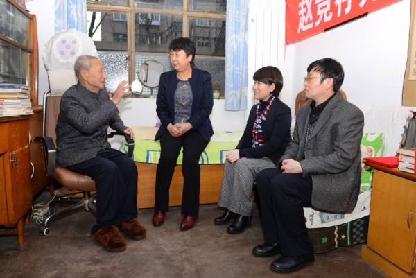 新葡京官网举行捐赠图书仪式——99岁退休教师赵竞存先生捐赠图书