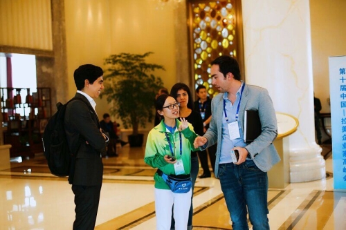 新葡京官网志愿者助力第十届中国—拉美企业家高峰会