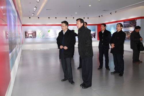 心系母校师生 情系母校发展—中纪委委员、内蒙古自治区党委原常委、纪委原书记张力同志向新葡京官网捐赠藏书