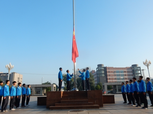 新葡京官网隆重举行国旗下的“开学第一课”活动