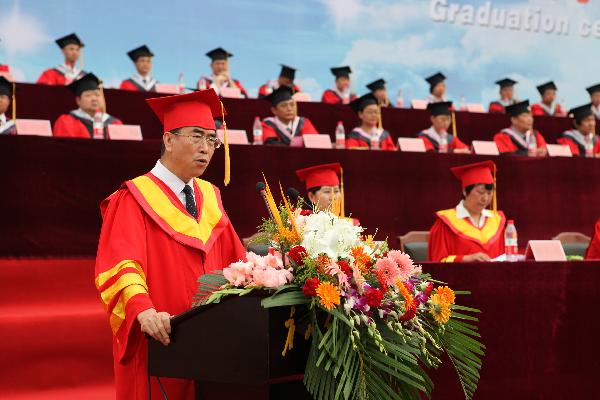新葡京官网隆重举行2013届学生毕业典礼暨学位授予仪式